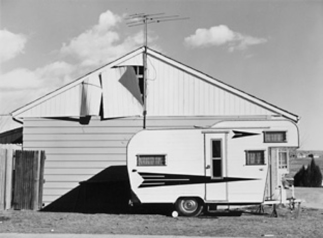New Topographics — Robert Adams『Tract House, Westminster, Colorado』(1974、SFMOMAより引用)